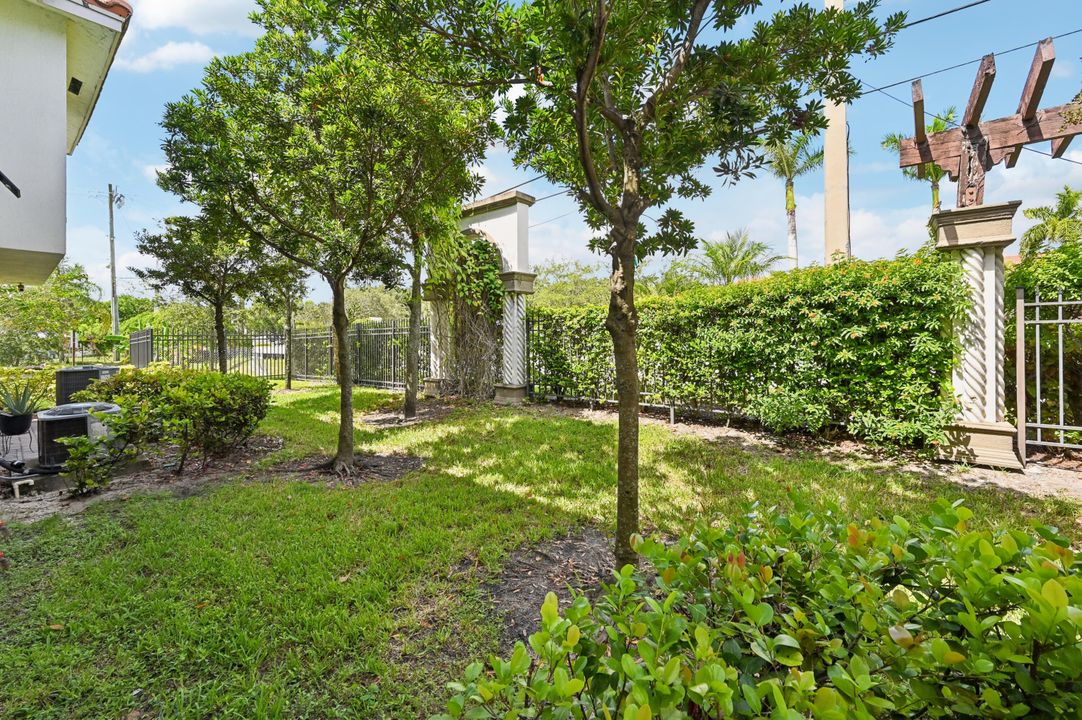 合同活跃: $339,000 (2 贝兹, 2 浴室, 1240 平方英尺)