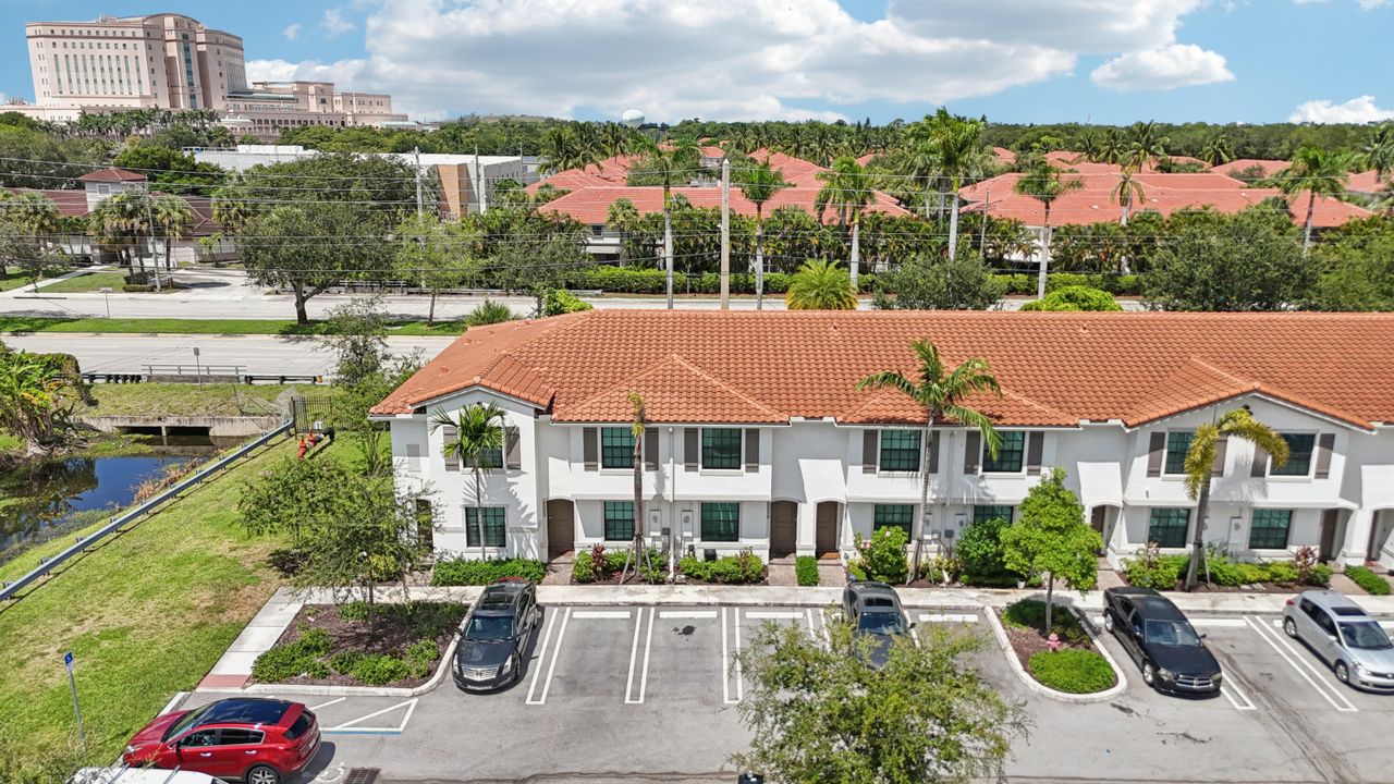 合同活跃: $339,000 (2 贝兹, 2 浴室, 1240 平方英尺)