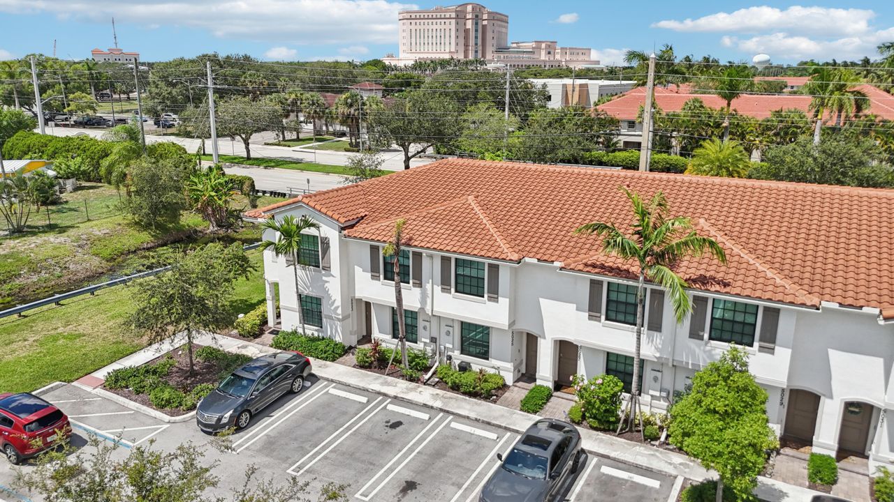 合同活跃: $339,000 (2 贝兹, 2 浴室, 1240 平方英尺)