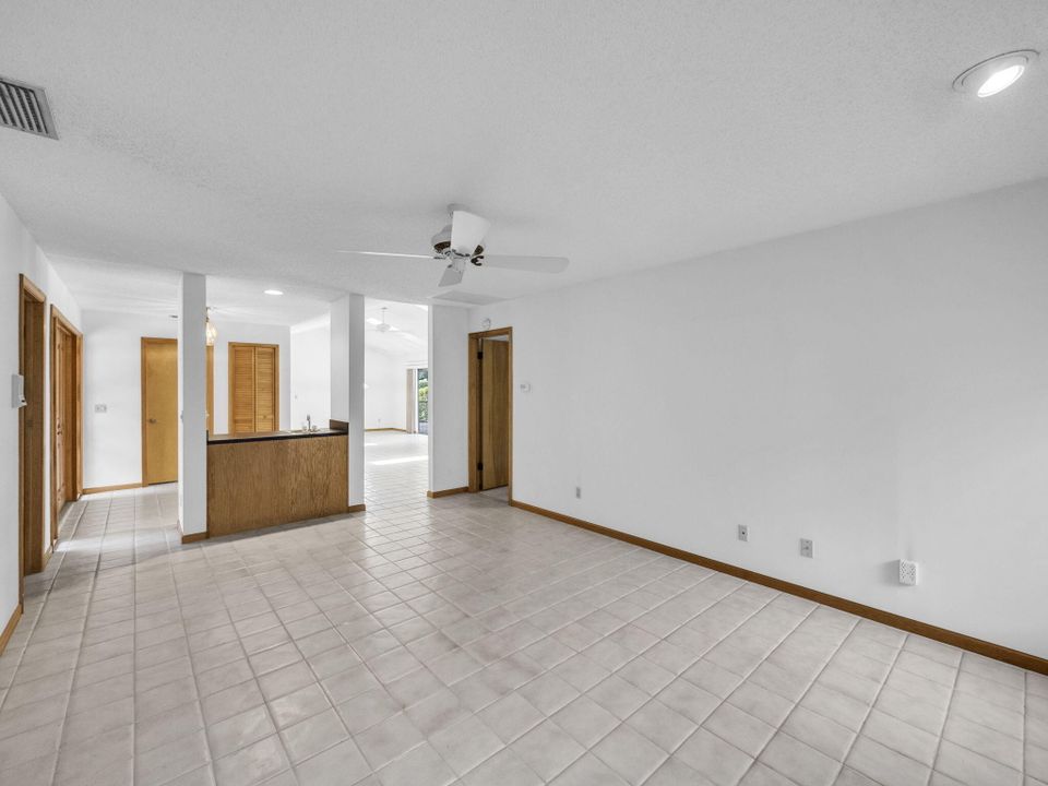 Active With Contract: $650,000 (2 beds, 2 baths, 1960 Square Feet)