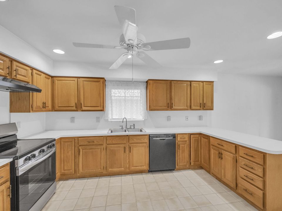 Active With Contract: $650,000 (2 beds, 2 baths, 1960 Square Feet)