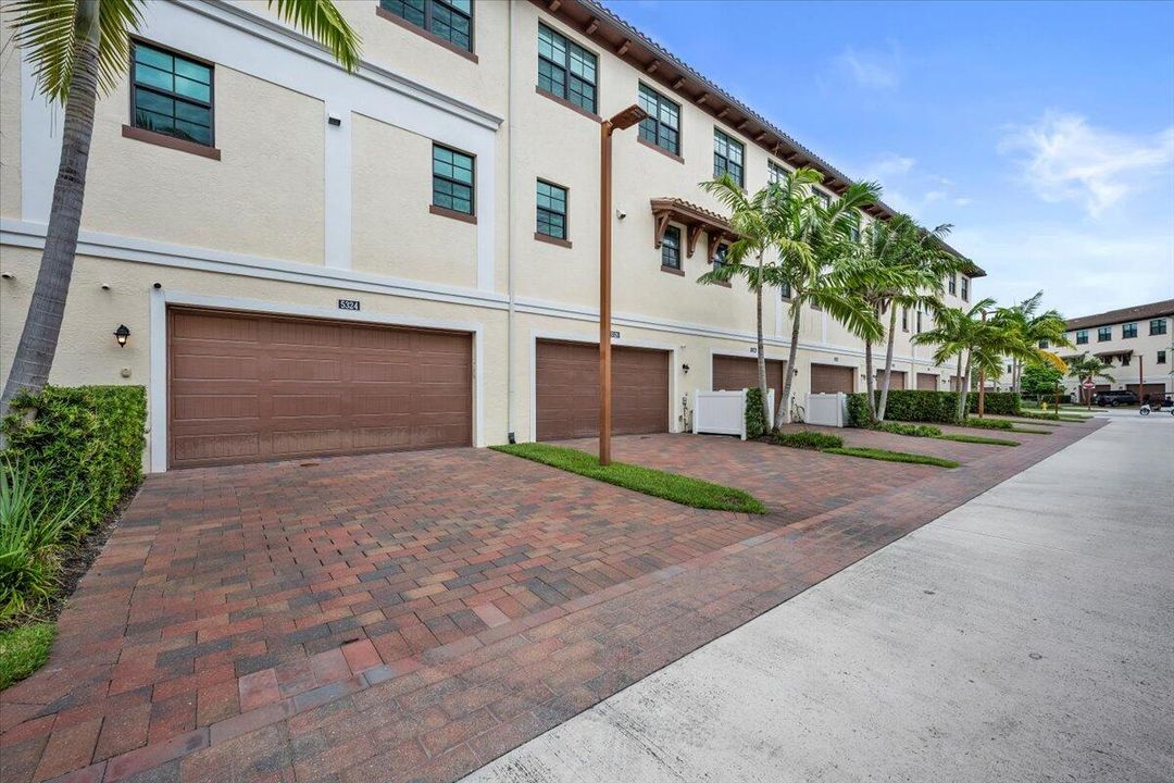 Active With Contract: $769,000 (3 beds, 3 baths, 2252 Square Feet)