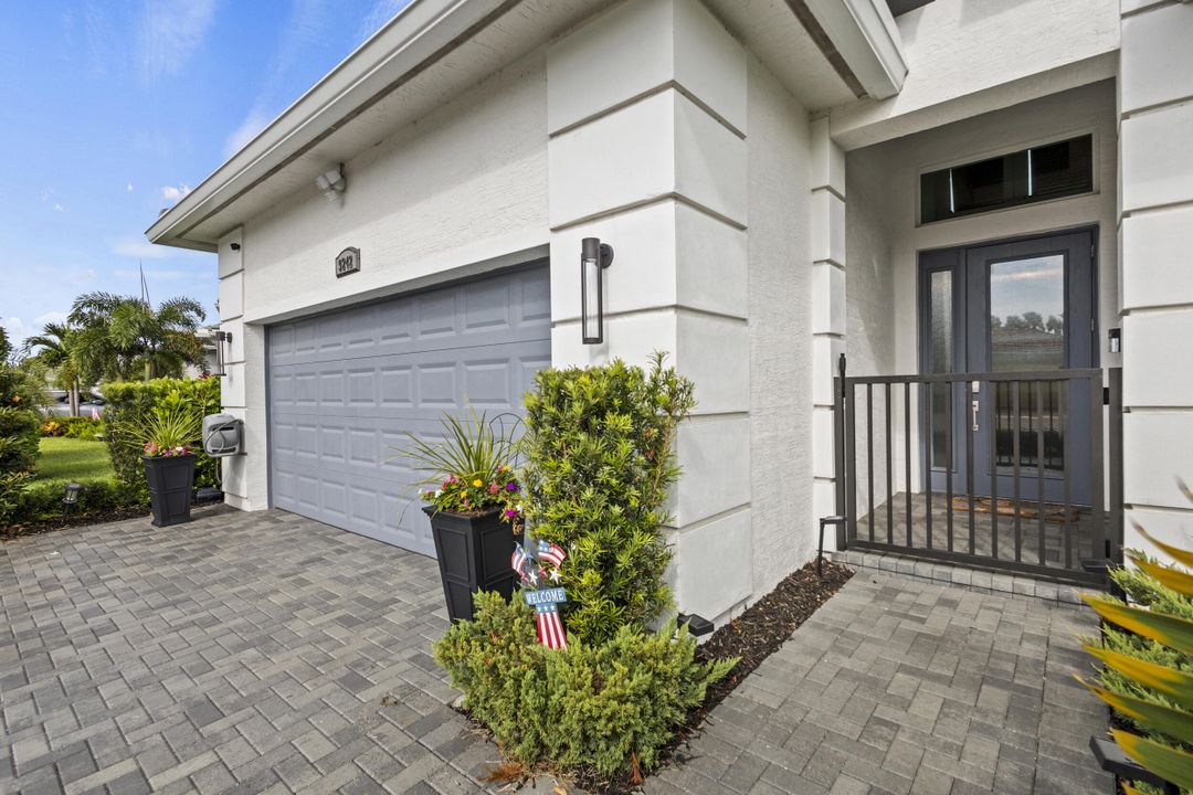 For Sale: $759,000 (3 beds, 3 baths, 2220 Square Feet)