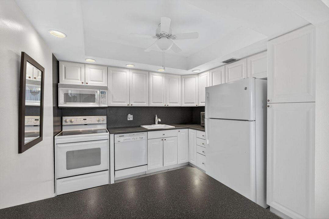 Под контрактом: $199,000 (2 спален, 2 ванн, 1062 Квадратных фут)