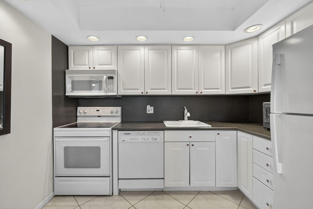 Под контрактом: $199,000 (2 спален, 2 ванн, 1062 Квадратных фут)