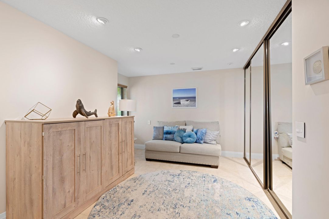 合同活跃: $9,800 (3 贝兹, 2 浴室, 1999 平方英尺)