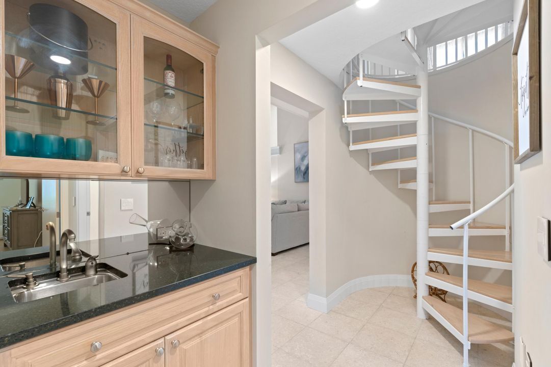 合同活跃: $9,800 (3 贝兹, 2 浴室, 1999 平方英尺)