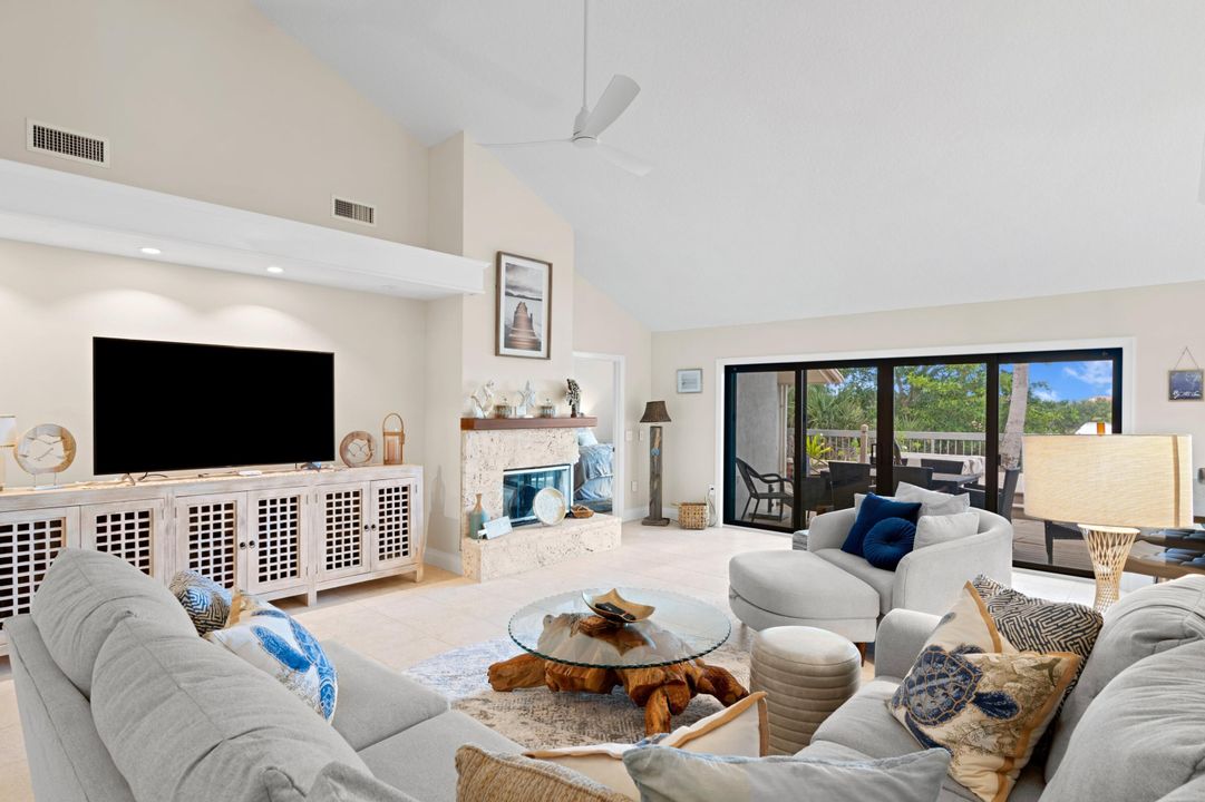 合同活跃: $9,800 (3 贝兹, 2 浴室, 1999 平方英尺)