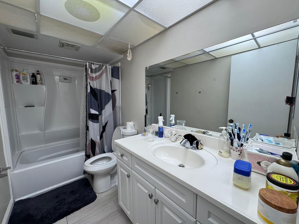 Под контрактом: $1,500 (1 спален, 1 ванн, 964 Квадратных фут)