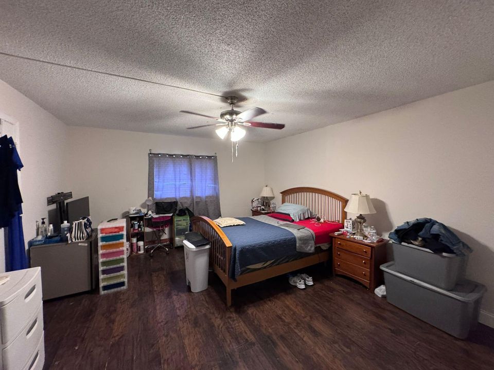 Под контрактом: $1,500 (1 спален, 1 ванн, 964 Квадратных фут)