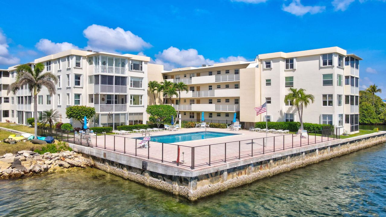 For Sale: $299,900 (2 beds, 2 baths, 803 Square Feet)