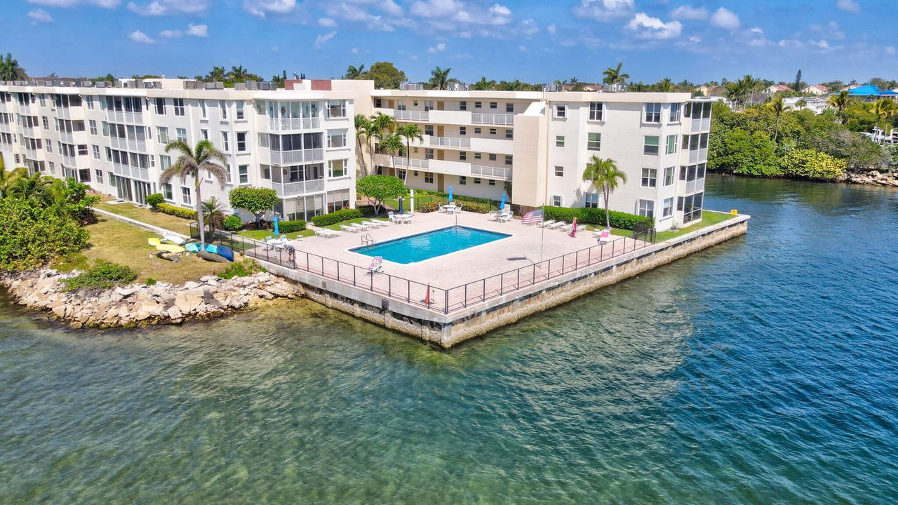 For Sale: $299,900 (2 beds, 2 baths, 803 Square Feet)