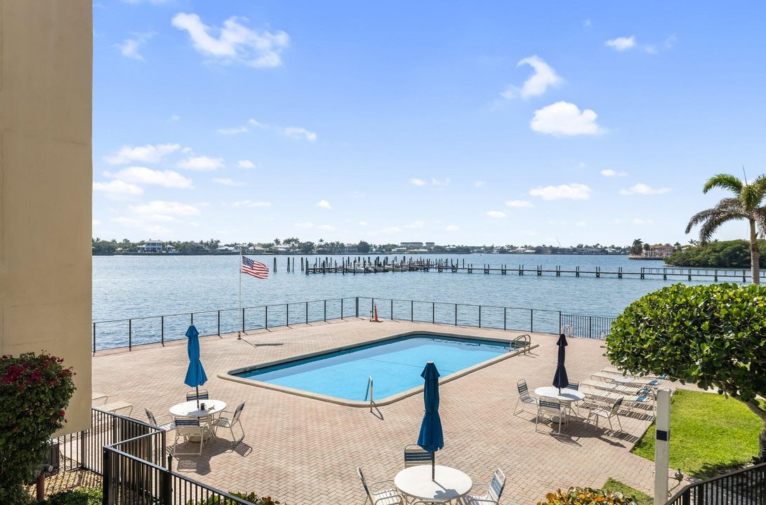 For Sale: $299,900 (2 beds, 2 baths, 803 Square Feet)