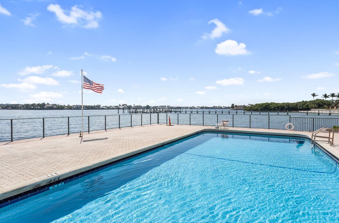 For Sale: $299,900 (2 beds, 2 baths, 803 Square Feet)