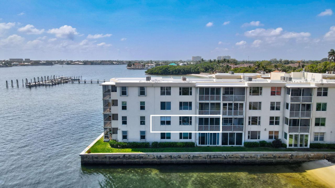 For Sale: $299,900 (2 beds, 2 baths, 803 Square Feet)