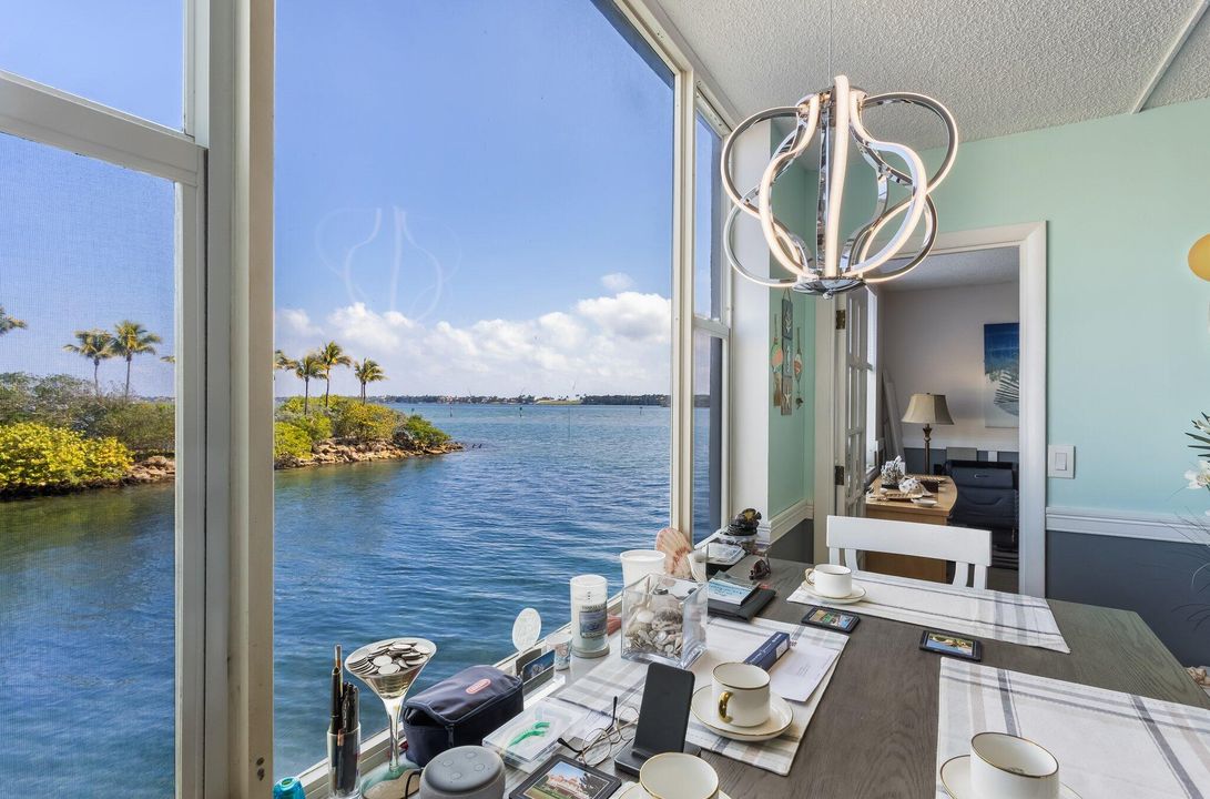 For Sale: $299,900 (2 beds, 2 baths, 803 Square Feet)