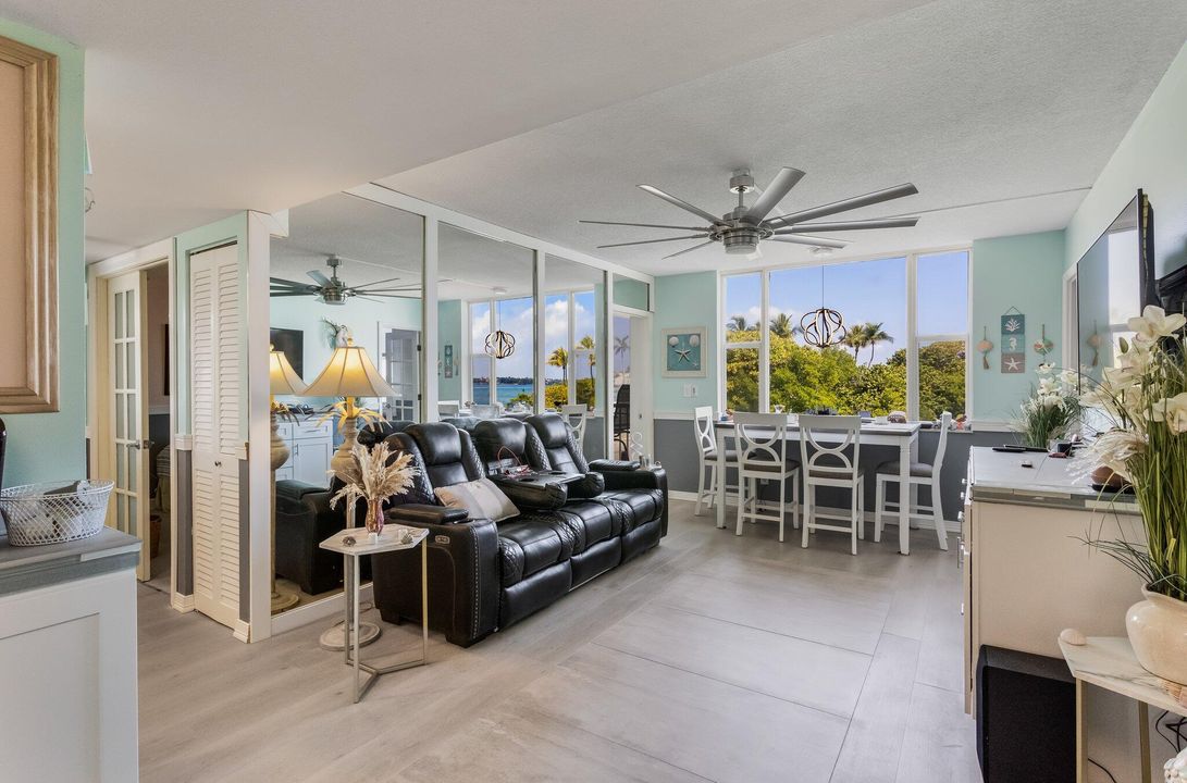 For Sale: $299,900 (2 beds, 2 baths, 803 Square Feet)