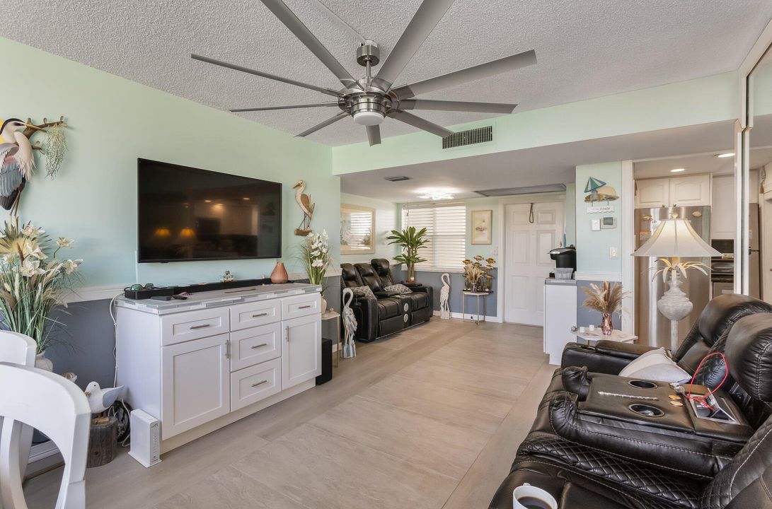 For Sale: $299,900 (2 beds, 2 baths, 803 Square Feet)