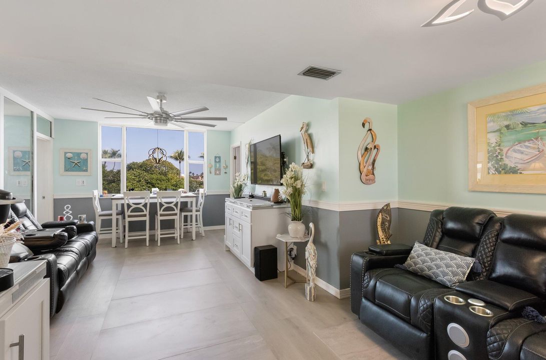 For Sale: $299,900 (2 beds, 2 baths, 803 Square Feet)