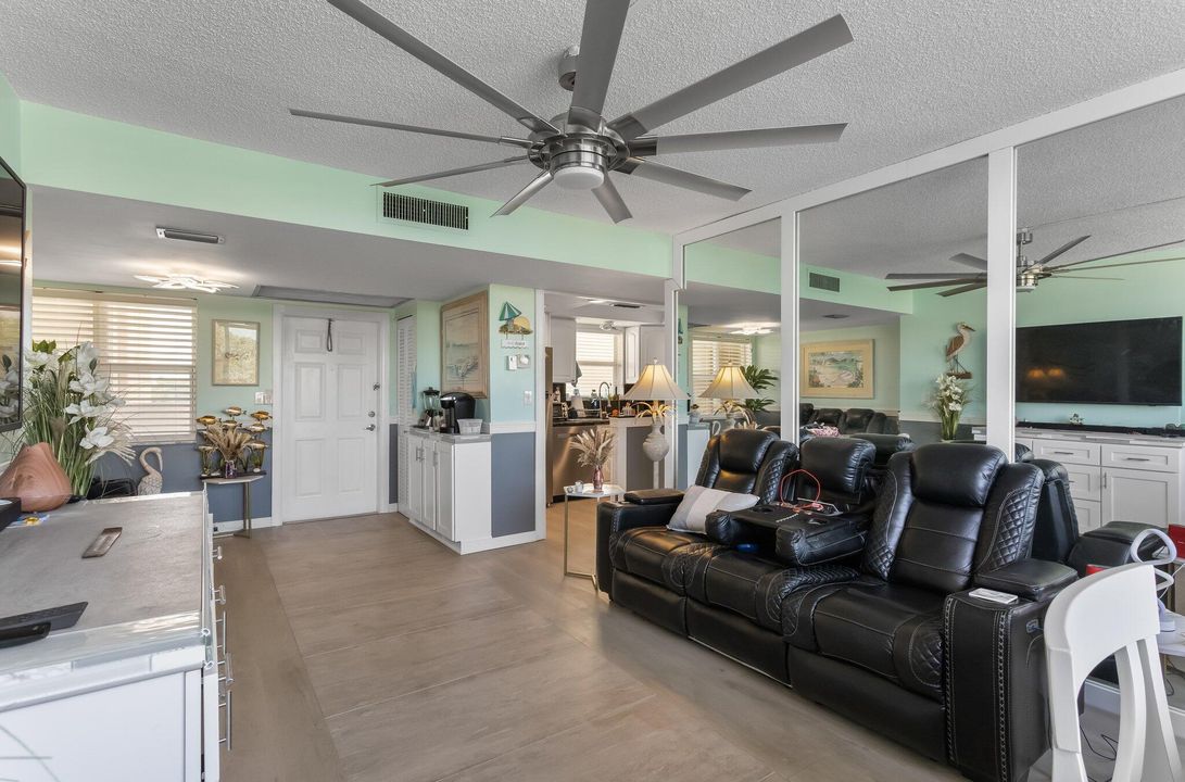 For Sale: $299,900 (2 beds, 2 baths, 803 Square Feet)