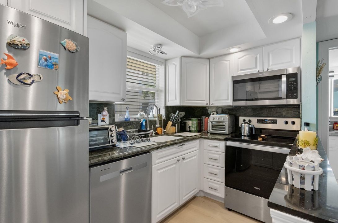 For Sale: $299,900 (2 beds, 2 baths, 803 Square Feet)