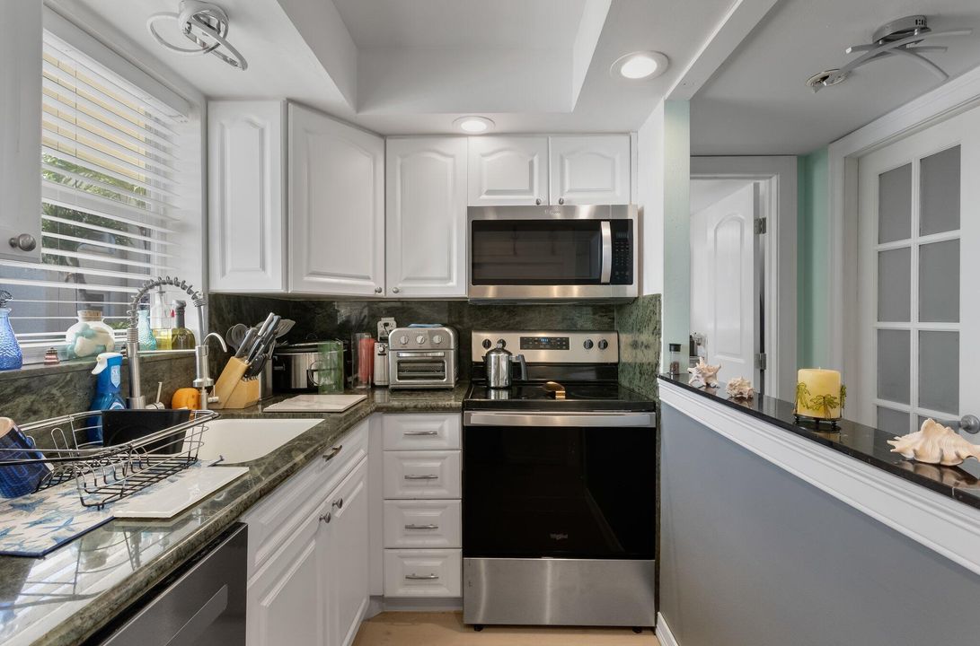 For Sale: $299,900 (2 beds, 2 baths, 803 Square Feet)