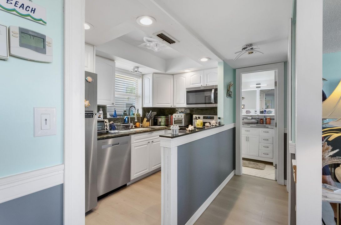 For Sale: $299,900 (2 beds, 2 baths, 803 Square Feet)