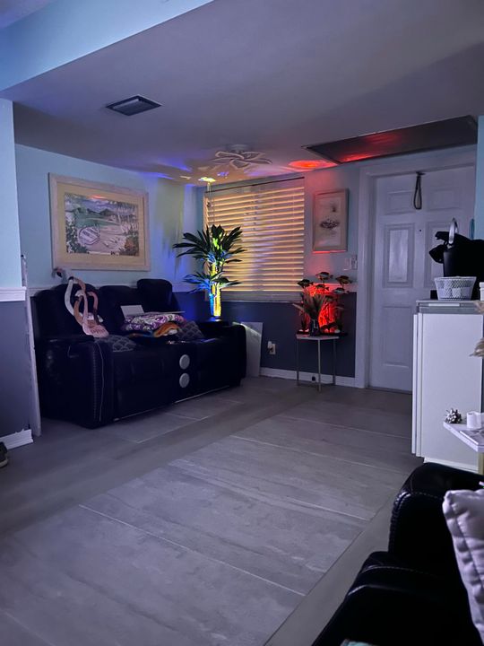 For Sale: $299,900 (2 beds, 2 baths, 803 Square Feet)