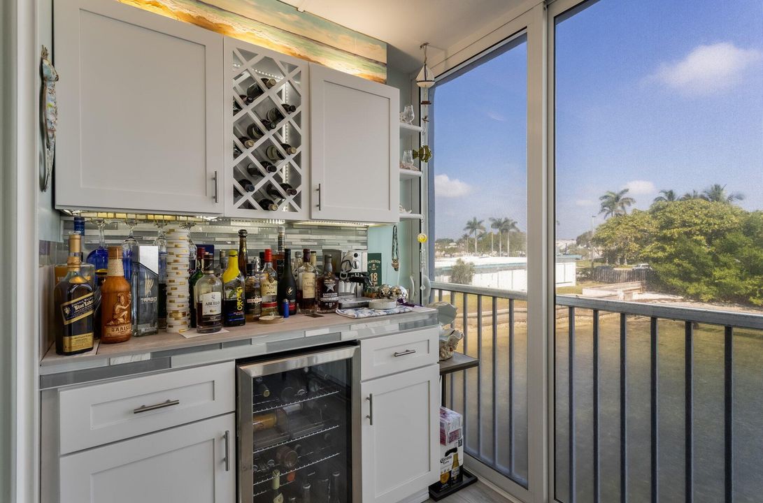 For Sale: $299,900 (2 beds, 2 baths, 803 Square Feet)