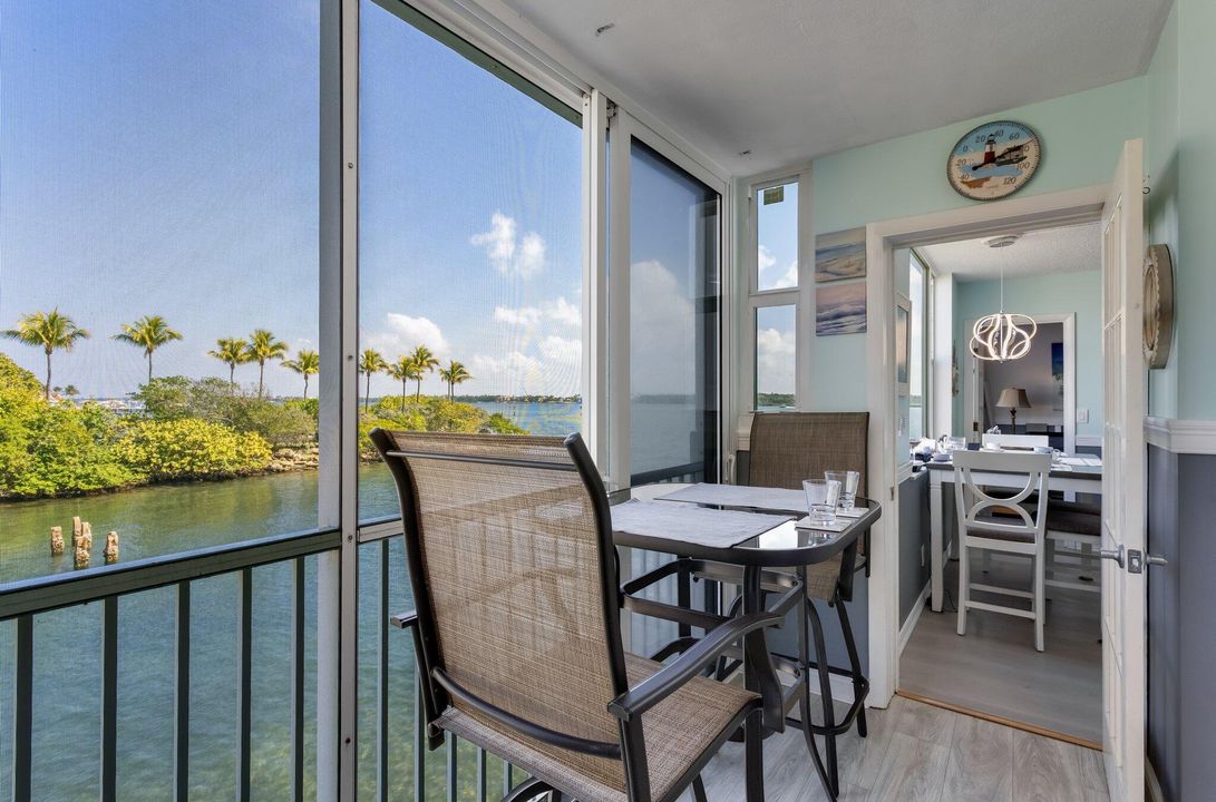 For Sale: $299,900 (2 beds, 2 baths, 803 Square Feet)