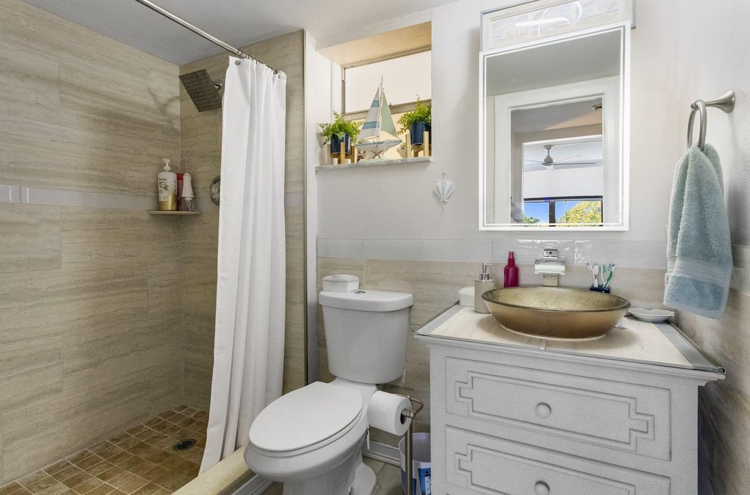 For Sale: $299,900 (2 beds, 2 baths, 803 Square Feet)