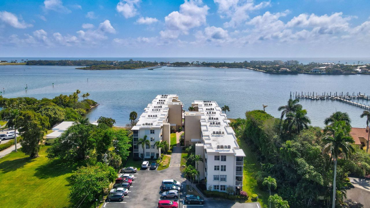 For Sale: $299,900 (2 beds, 2 baths, 803 Square Feet)