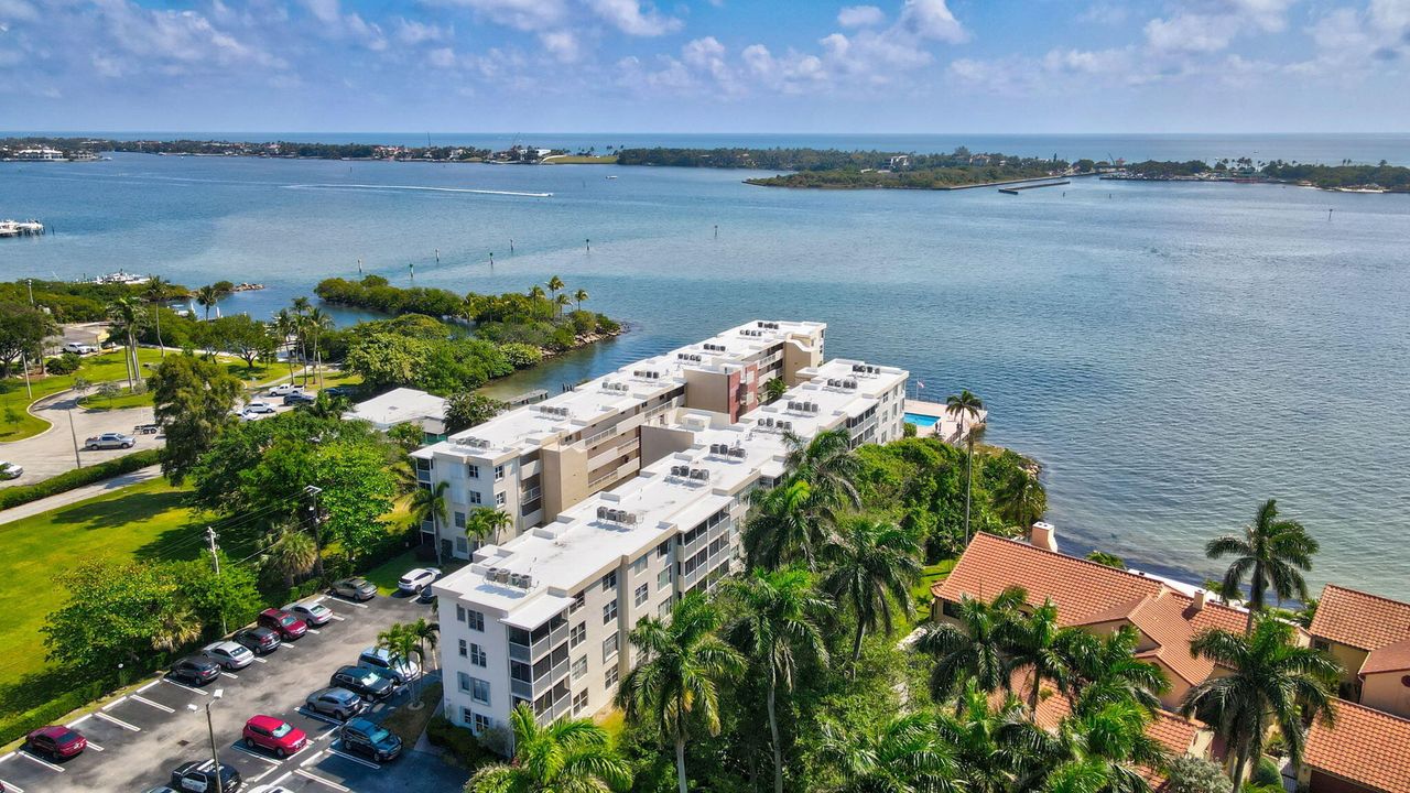 For Sale: $299,900 (2 beds, 2 baths, 803 Square Feet)