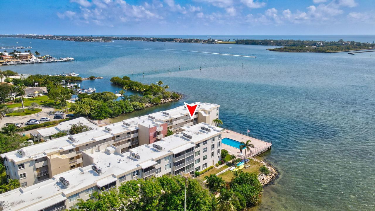 For Sale: $299,900 (2 beds, 2 baths, 803 Square Feet)