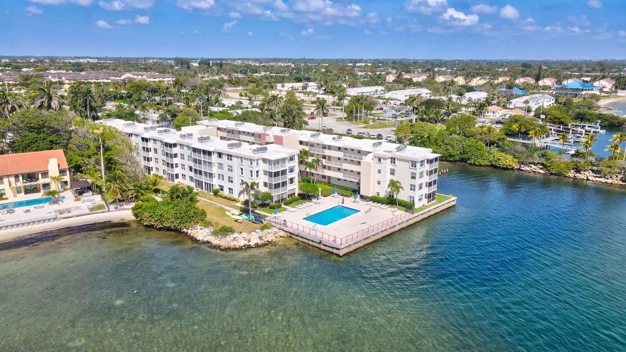 For Sale: $299,900 (2 beds, 2 baths, 803 Square Feet)