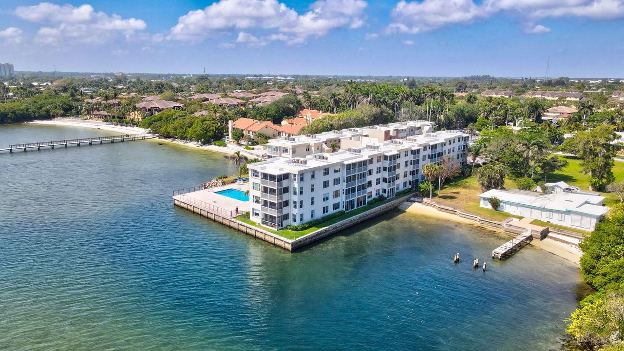 For Sale: $299,900 (2 beds, 2 baths, 803 Square Feet)