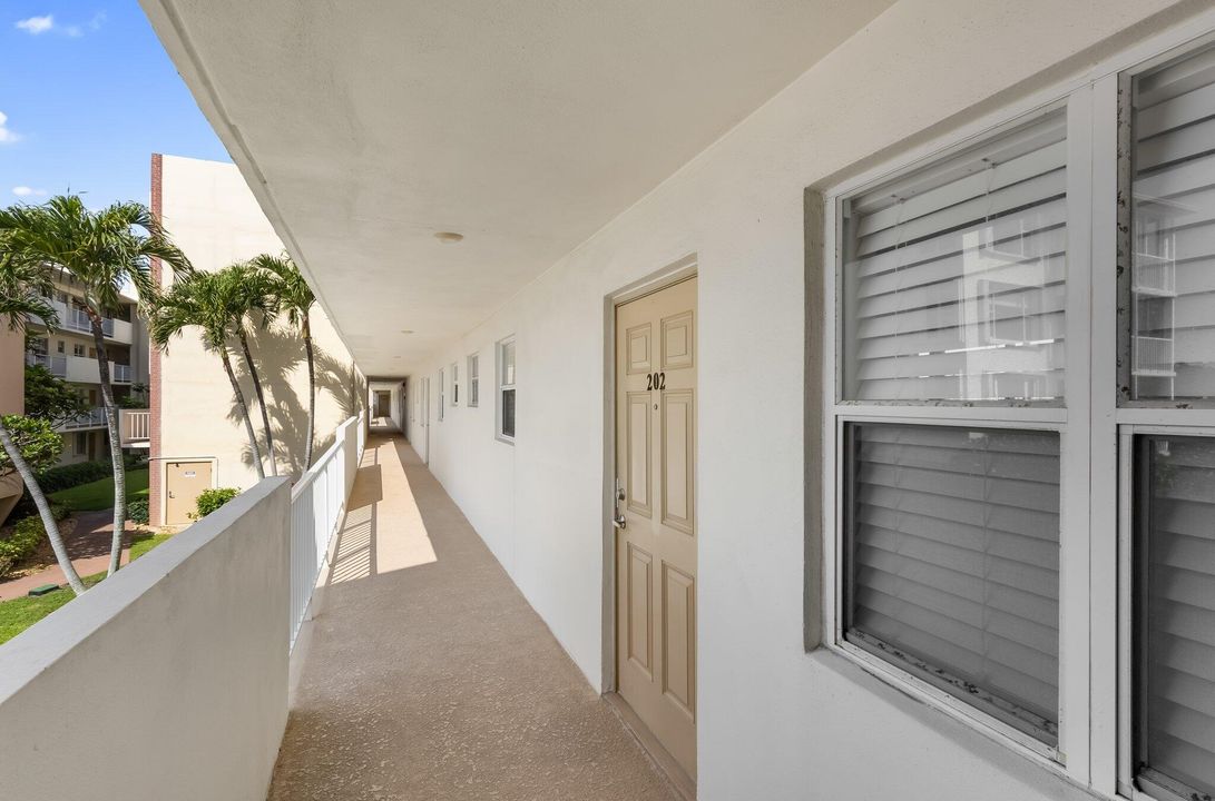 For Sale: $299,900 (2 beds, 2 baths, 803 Square Feet)