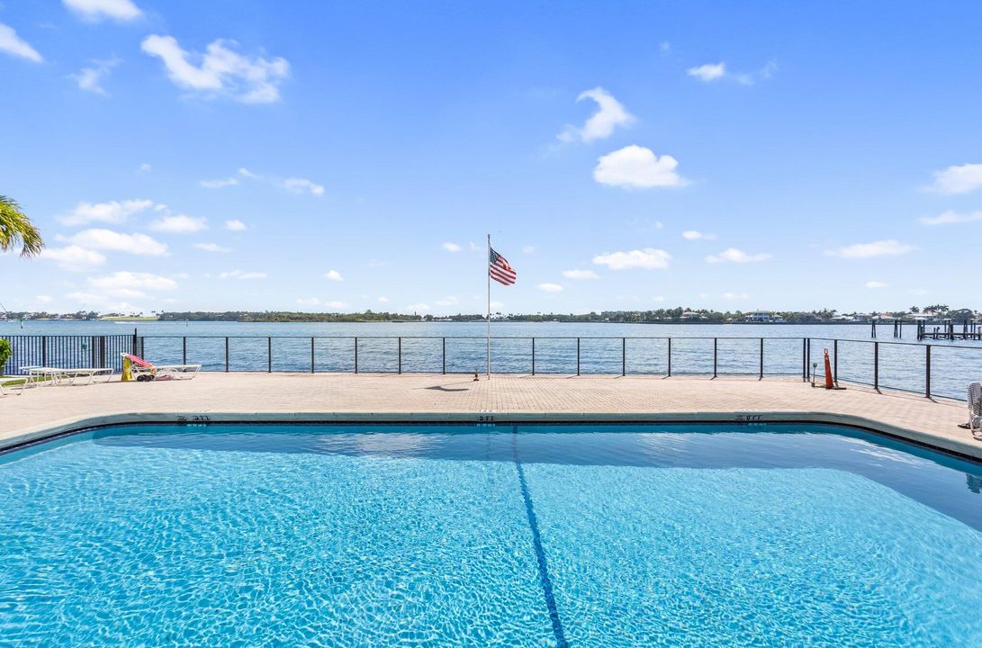 For Sale: $299,900 (2 beds, 2 baths, 803 Square Feet)