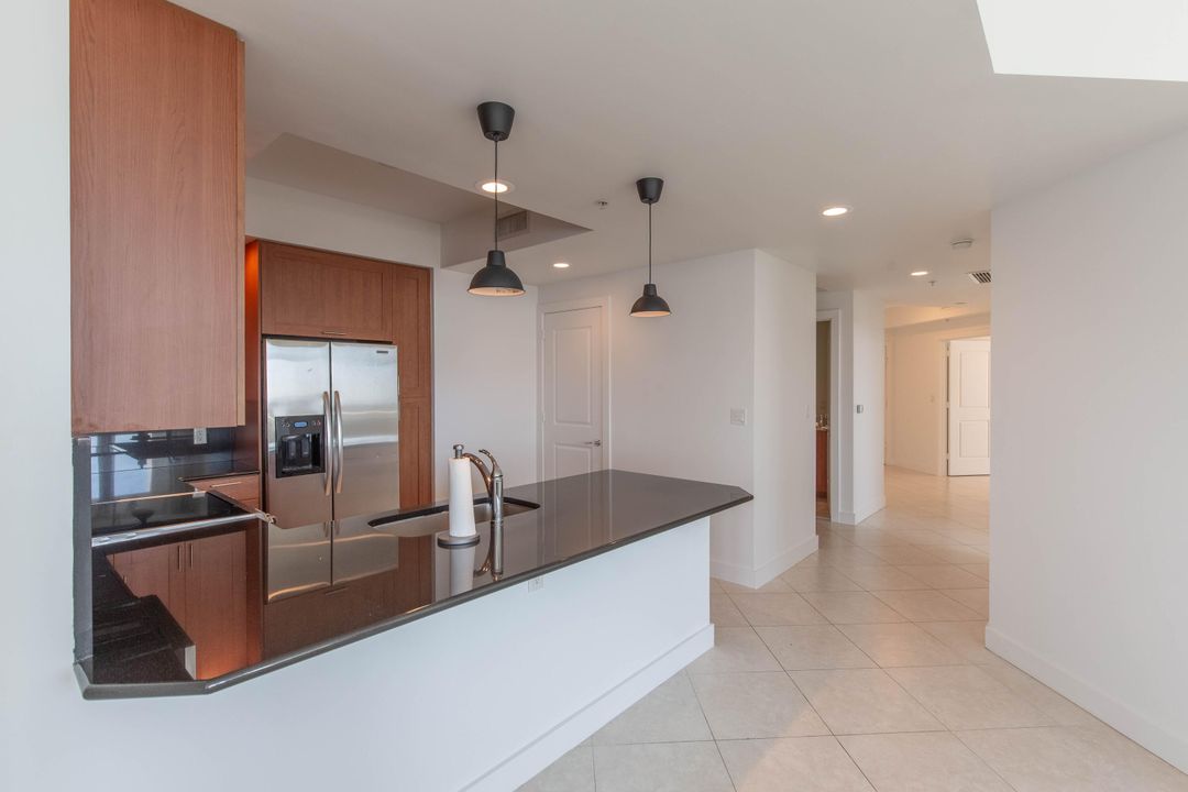 合同活跃: $4,000 (2 贝兹, 2 浴室, 1579 平方英尺)