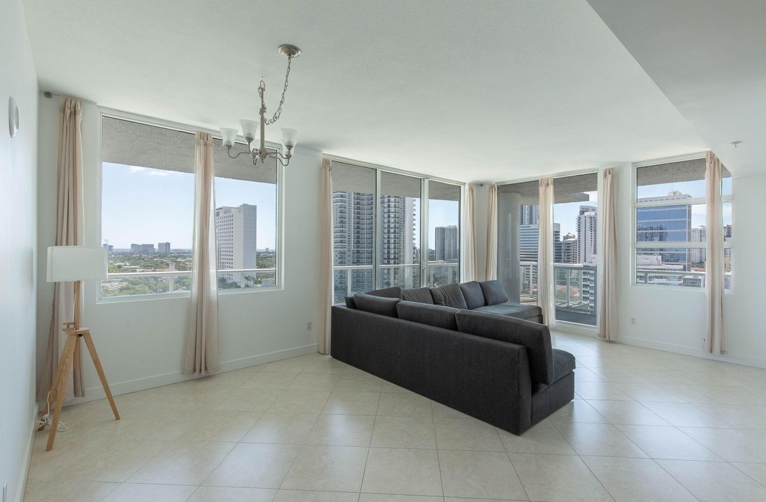 合同活跃: $4,000 (2 贝兹, 2 浴室, 1579 平方英尺)