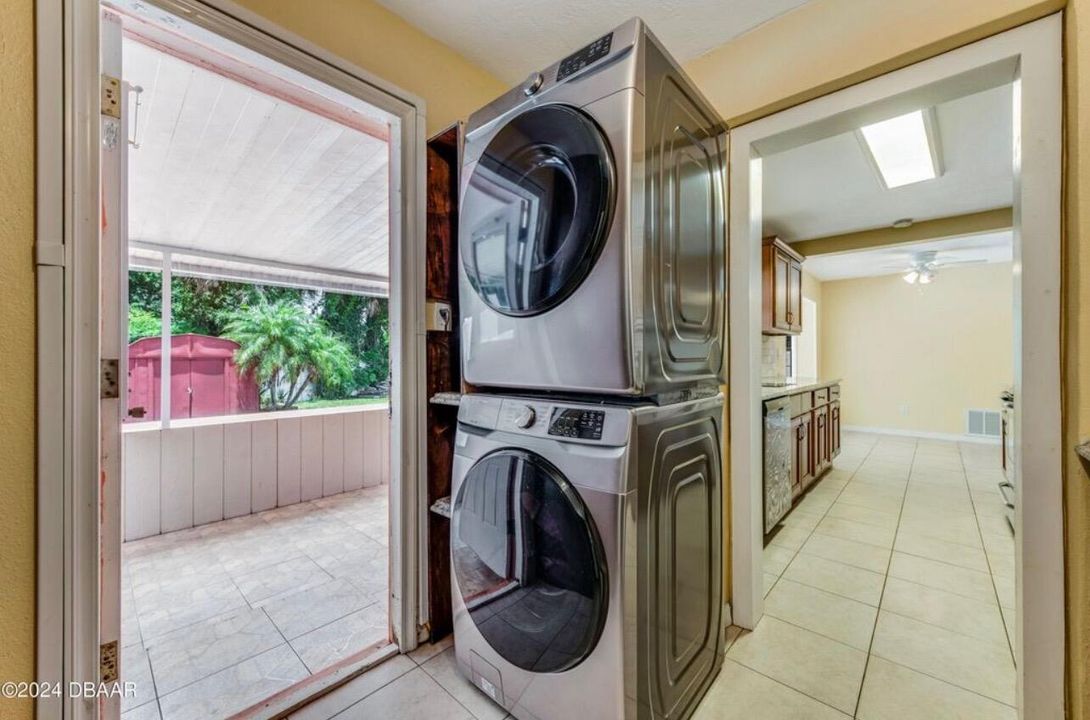 В аренду: $2,300 (3 спален, 2 ванн, 1426 Квадратных фут)