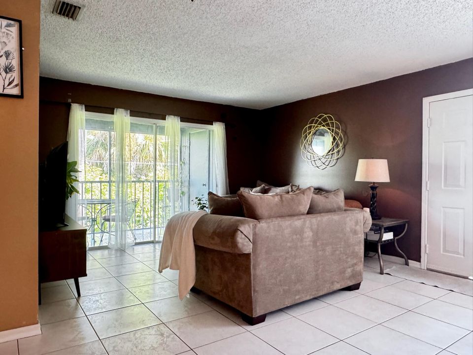 Active With Contract: $173,900 (3 beds, 2 baths, 1116 Square Feet)