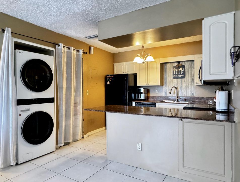 Active With Contract: $173,900 (3 beds, 2 baths, 1116 Square Feet)