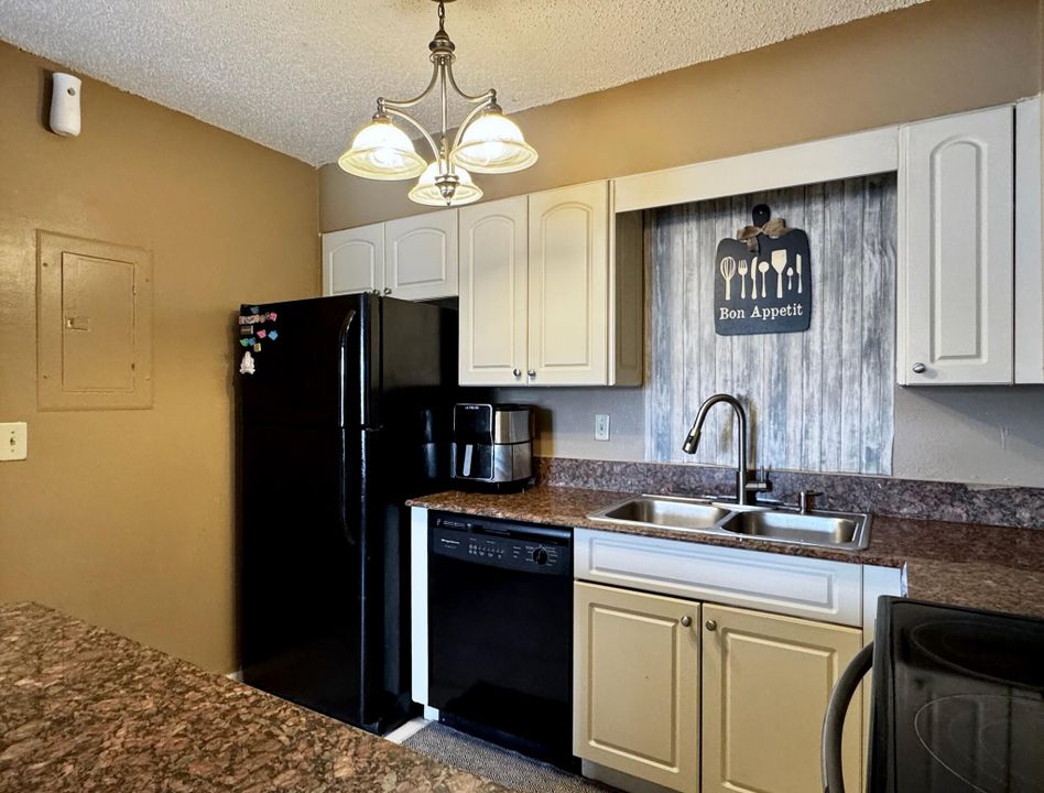 Active With Contract: $173,900 (3 beds, 2 baths, 1116 Square Feet)