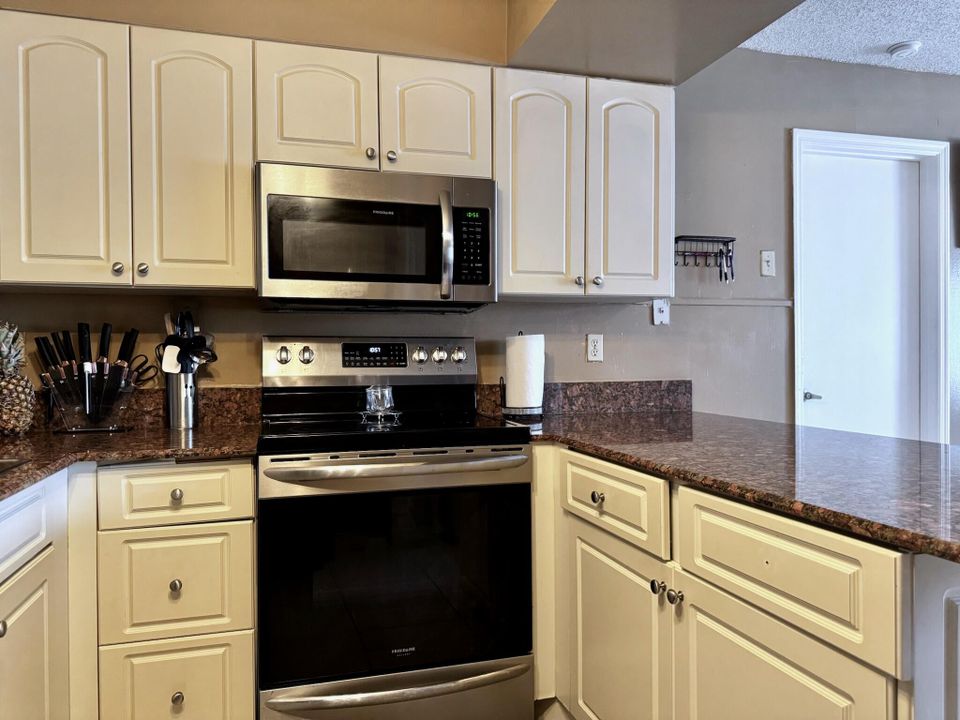 Active With Contract: $173,900 (3 beds, 2 baths, 1116 Square Feet)