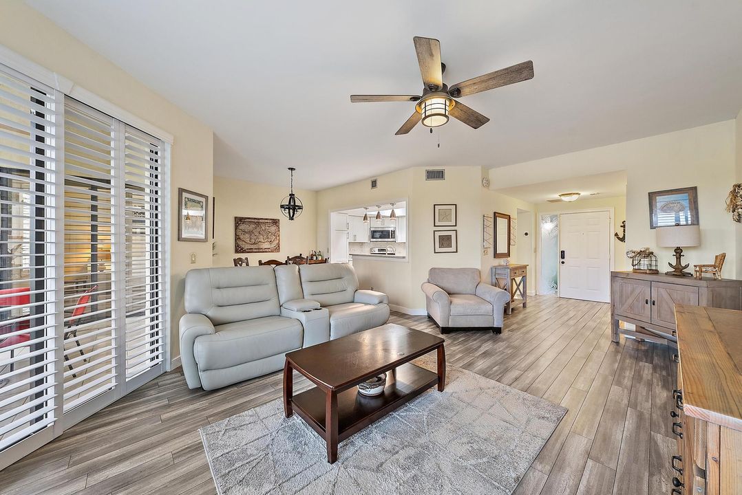 Под контрактом: $5,500 (2 спален, 2 ванн, 1390 Квадратных фут)