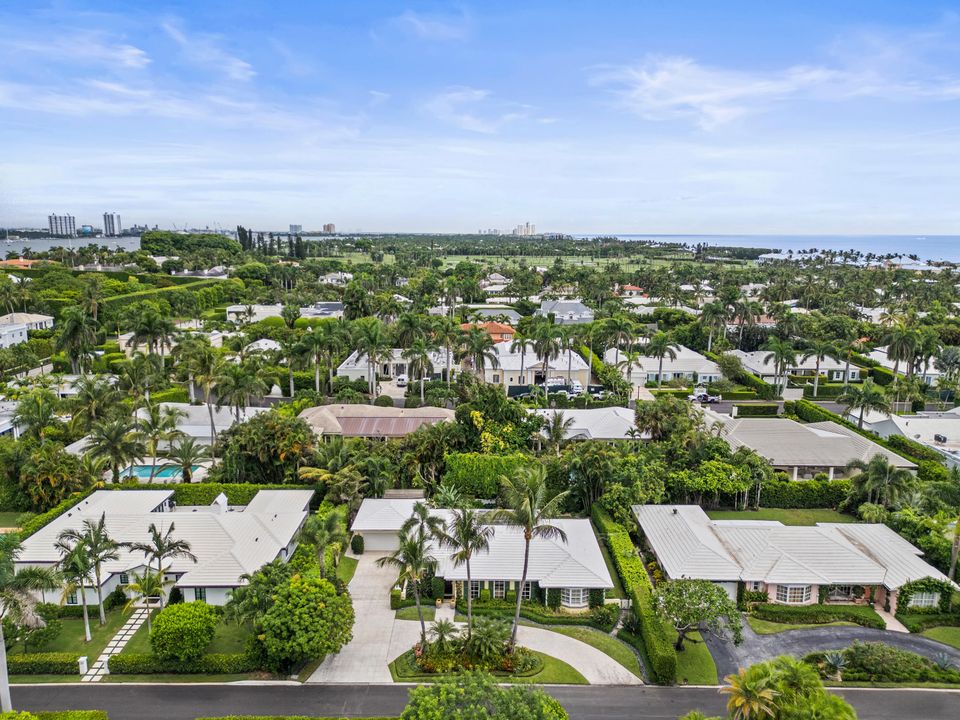 Под контрактом: $6,800,000 (4 спален, 3 ванн, 2334 Квадратных фут)