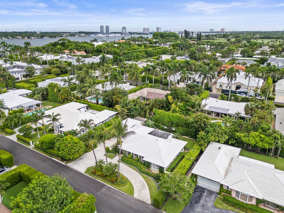 Под контрактом: $6,800,000 (4 спален, 3 ванн, 2334 Квадратных фут)