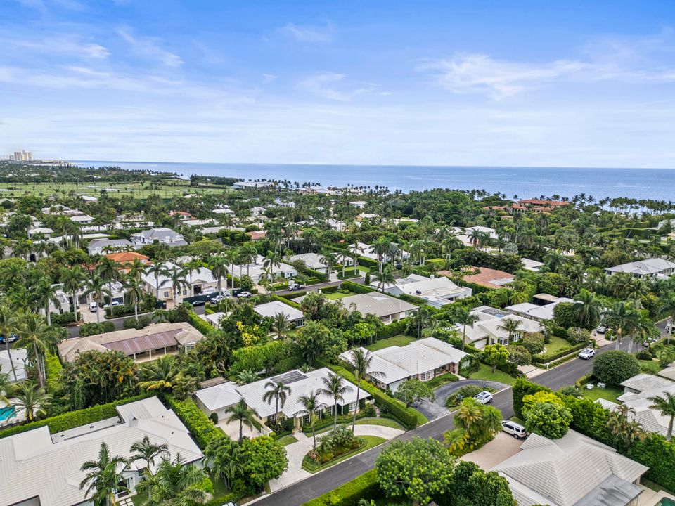 Под контрактом: $6,800,000 (4 спален, 3 ванн, 2334 Квадратных фут)