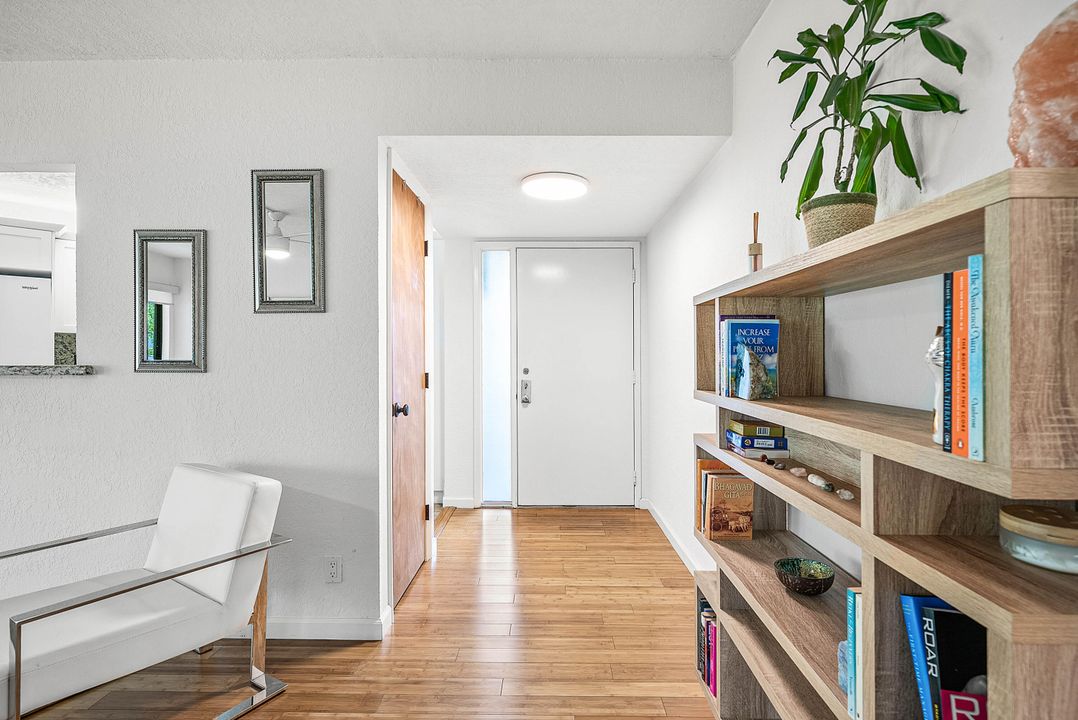 合同活跃: $294,500 (2 贝兹, 2 浴室, 1254 平方英尺)